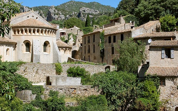 visiter le village de st guilhem